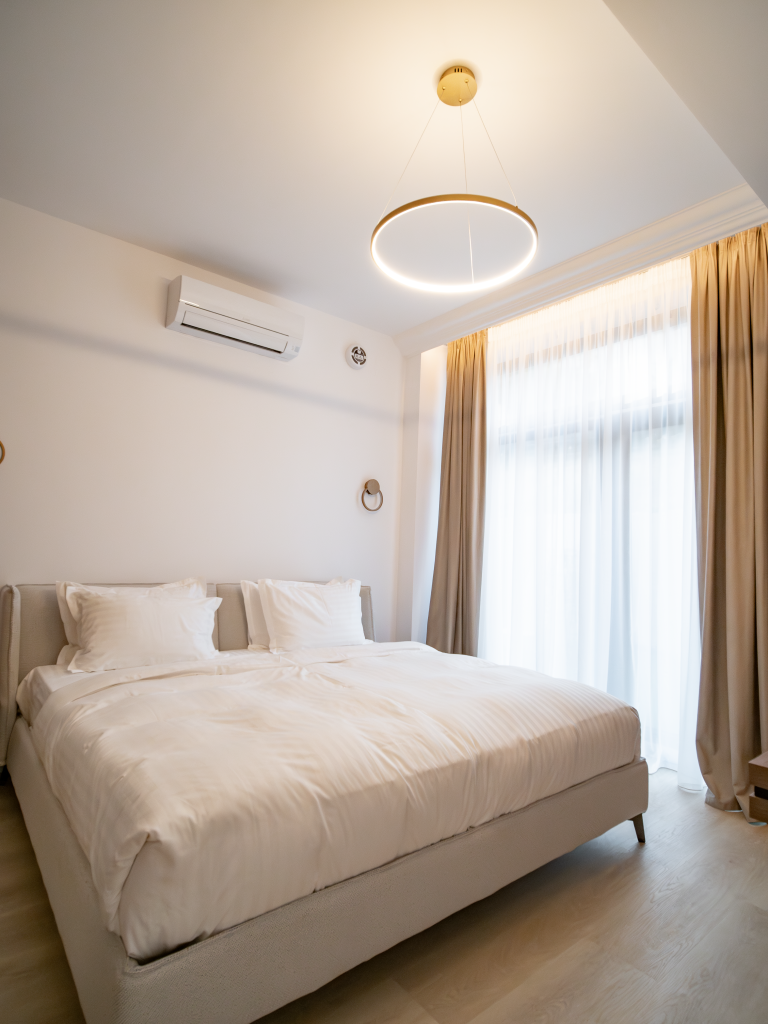 Dormitor cu pat extra king size